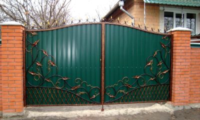 Рис 20. Ворота с обшивкой из профлиста с кованными элементами и вставками из поликарбоната